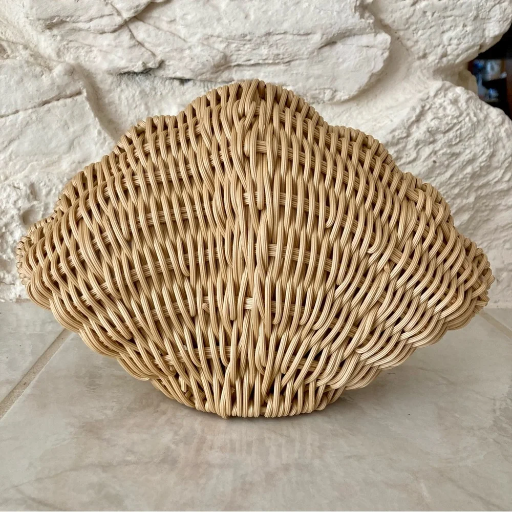 NWT Tommy Bahama seashell shaped woven rattan clam shaped clutch/handbag. - Picture 16 of 16